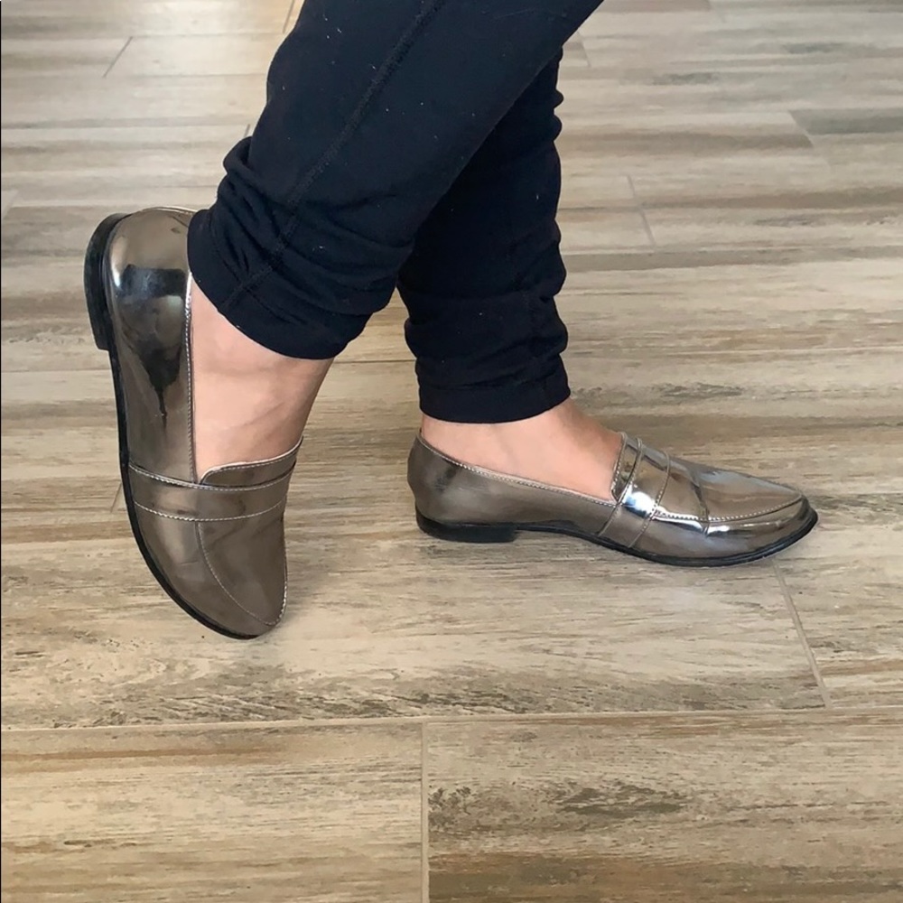 Shiny flat shoes